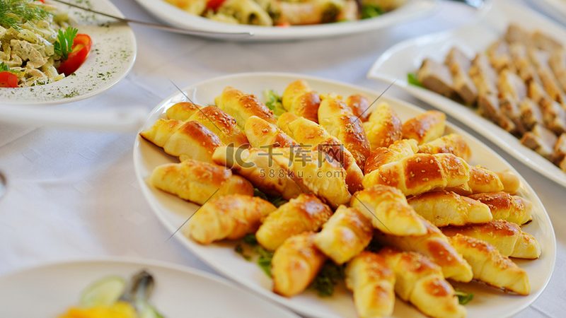 食材配送车整车与底盘改装对比：关键点解析**